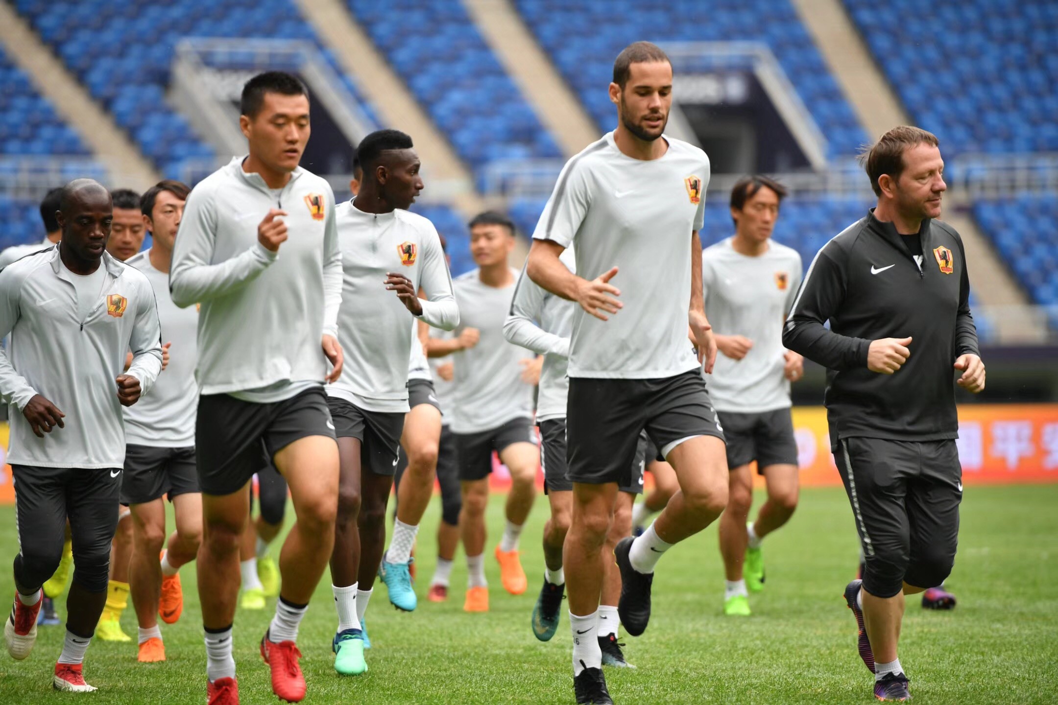 爱游戏官网下载-冲刺阶段上海久事远射贴柱：欧联节点到来，压力陡增，赛程密集仍需轮换